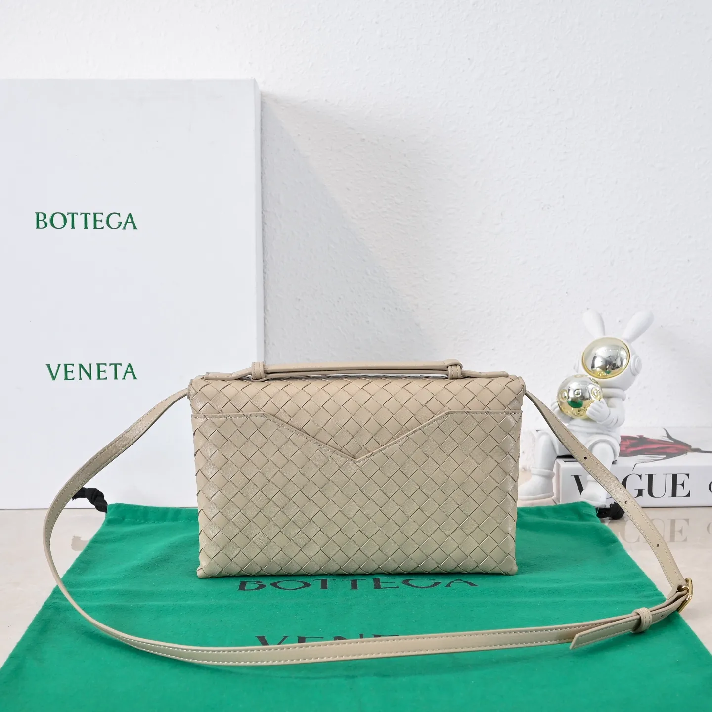 Batch 1660 #Bv new Knot Lock crossbody bag 🎈2025 early spring kont lock new series is hot on the market 🔥The brand's classic weaving process, with kont's metal rotating buttons, are exquisite and eye-catching, which is a luxurious embellishment of details. The upper body is elegant and elegant, with internal double compartments + card slots + back compartment. Super versatile, multiple carrying methods, detachable shoulder strap, portable/shoulder/cross-body, retro and fashionable, easy to carry with exquisite old-line style🫴 Model: 7191 Size: 25x16x5.5